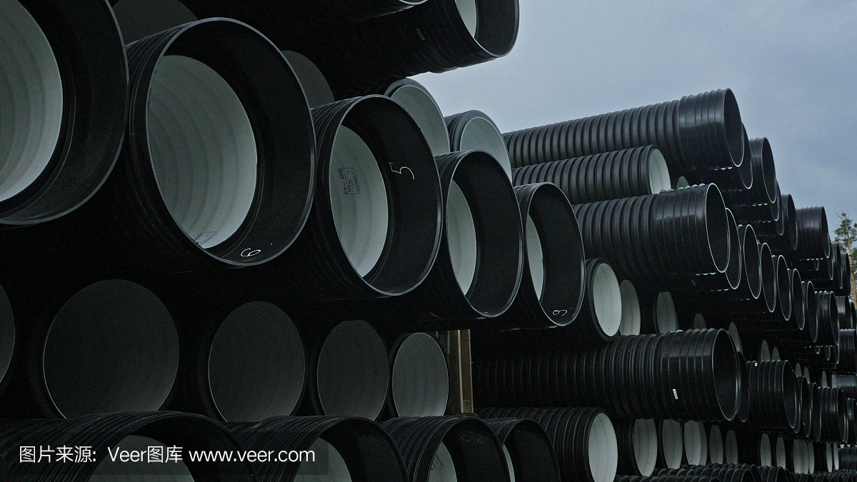 成品塑料管倉庫,工業(yè)戶外儲(chǔ)存場(chǎng)地。生產(chǎn)塑料水管的工廠。